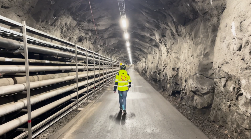 Man går i stor bergstunnel.